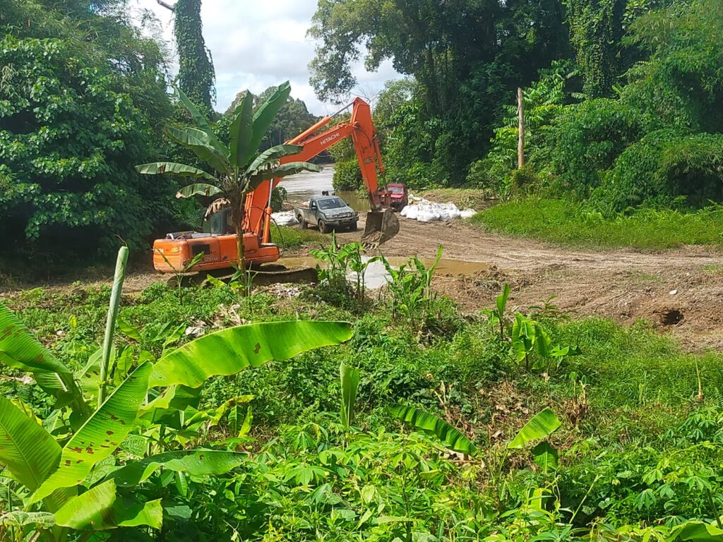 Medan Sulit Tak Menyurutkan Semangat Anggota Satgas TMMD Wiltas Ke-123 Kodim 0912/Kubar