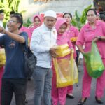 Dalam Rangka Menyemarakkan Bulan Suci Ramadan 1446 H. Polresta Mataram, Bhayangkari Bagikan Ratusan Takjil Untuk Masyarakat