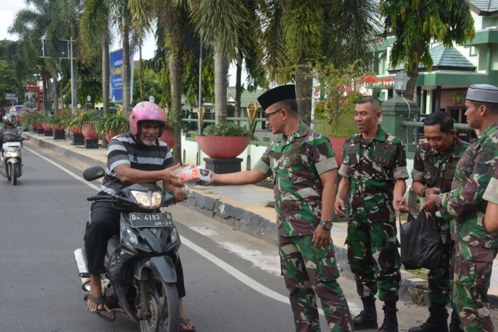 Ratusan Takjil Ramadan Kembali Dibagikan Kodim 1006/Bjr 