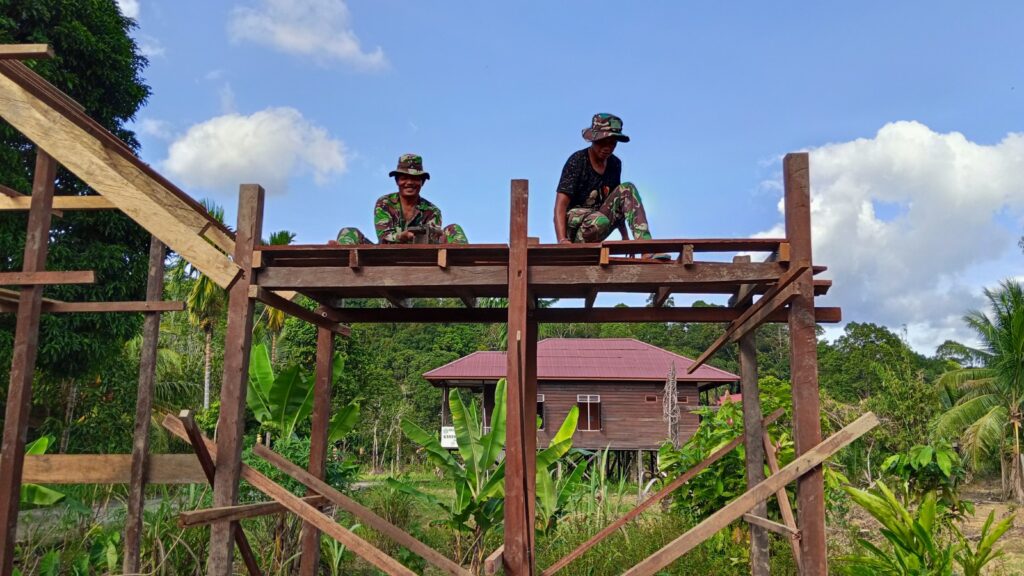 Anggota satgas TMMD Lanjutkan Pemasangan Tiang Tandon Air di Kampung Laham