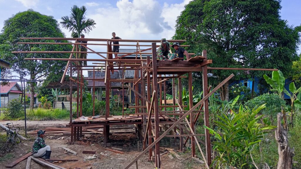 Pasang Atap, Anggota Satgas TMMD Lanjutkan Pembangunan MCK di Kampung Laham.