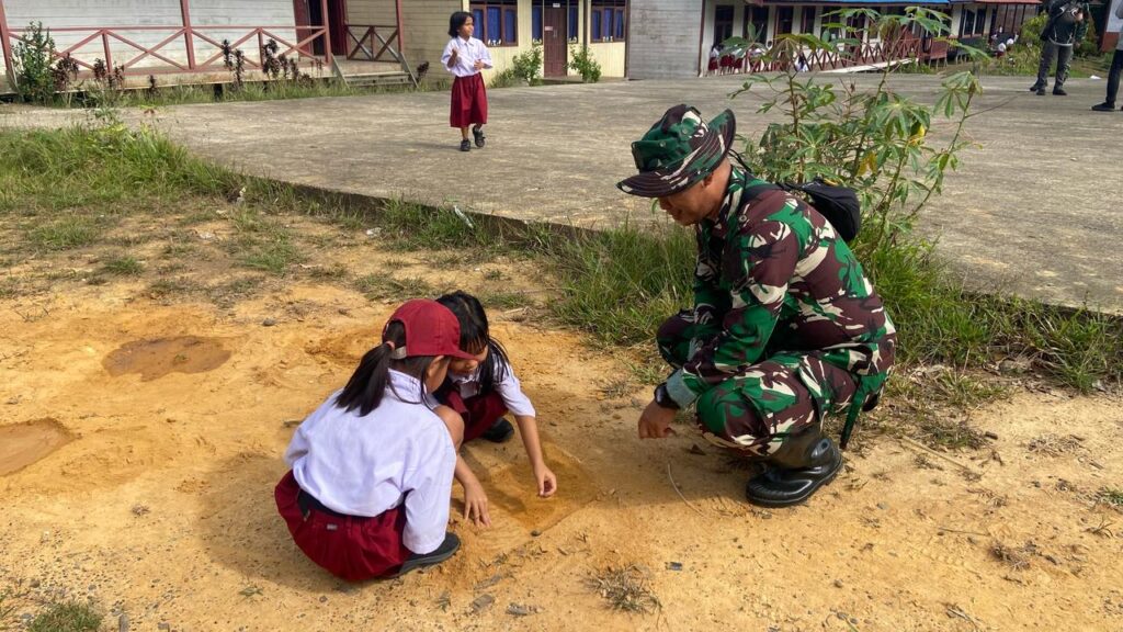 Anggota Satgas TMMD Wiltas Ke-123 Kodim 0912/Kubar Bermain Dengan Anak-Anak SDN 1 Laham