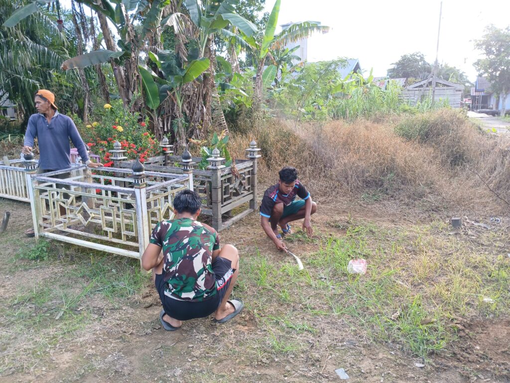 Satgas TMMD Ke 123 Bersama Warga Bersihkan Lokasi Pemakaman