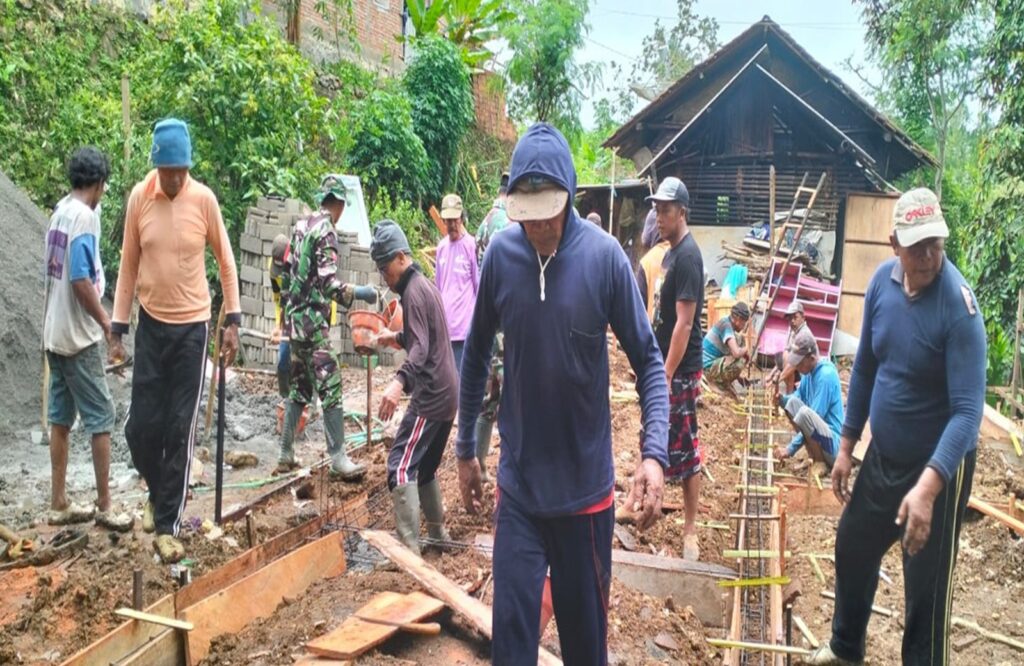 Sinergi Babinsa Kedung Banteng dan Masyarakat, Gotong Royong Bangun Rumah Warga