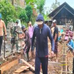 Sinergi Babinsa Kedung Banteng dan Masyarakat, Gotong Royong Bangun Rumah Warga