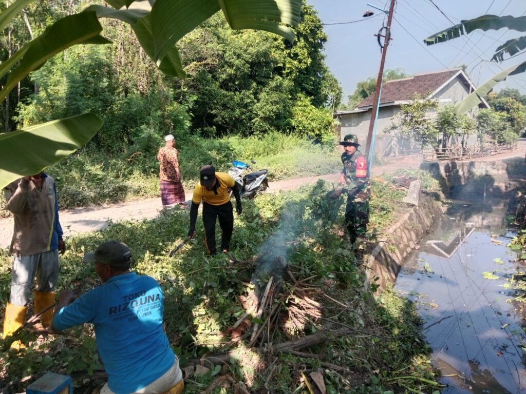 Jumat Bersih, Babinsa Koramil 04/Kejayan Bersama Warga Kerja Bakti