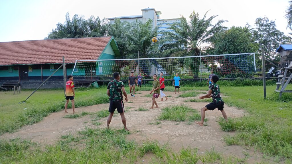 Jalin Keakraban,Satgas TMMD ke 123 Bermain Voly Bersama Warga