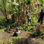Penyebab Banjir Kawasan Desa Handil Ujung   Aliran Sungai Tertutup Dibersihkan Personil TNI 