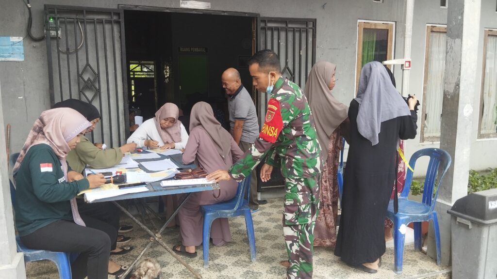 Babinsa Koramil 1002-08/Labuan Amas Utara Dampingi Posbindu Warga Binaan di Desa Kasarangan