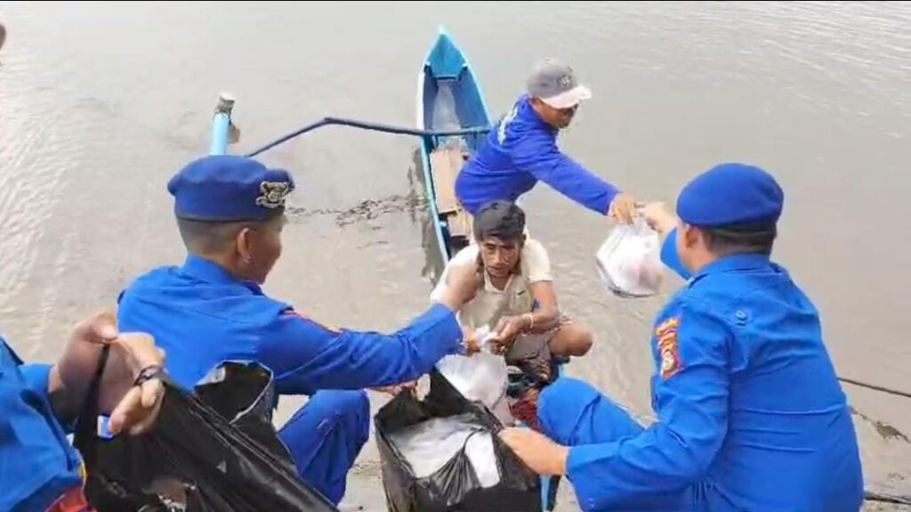 Polairud Polda NTB Berbagi Takjil di Pesisir Sumbawa