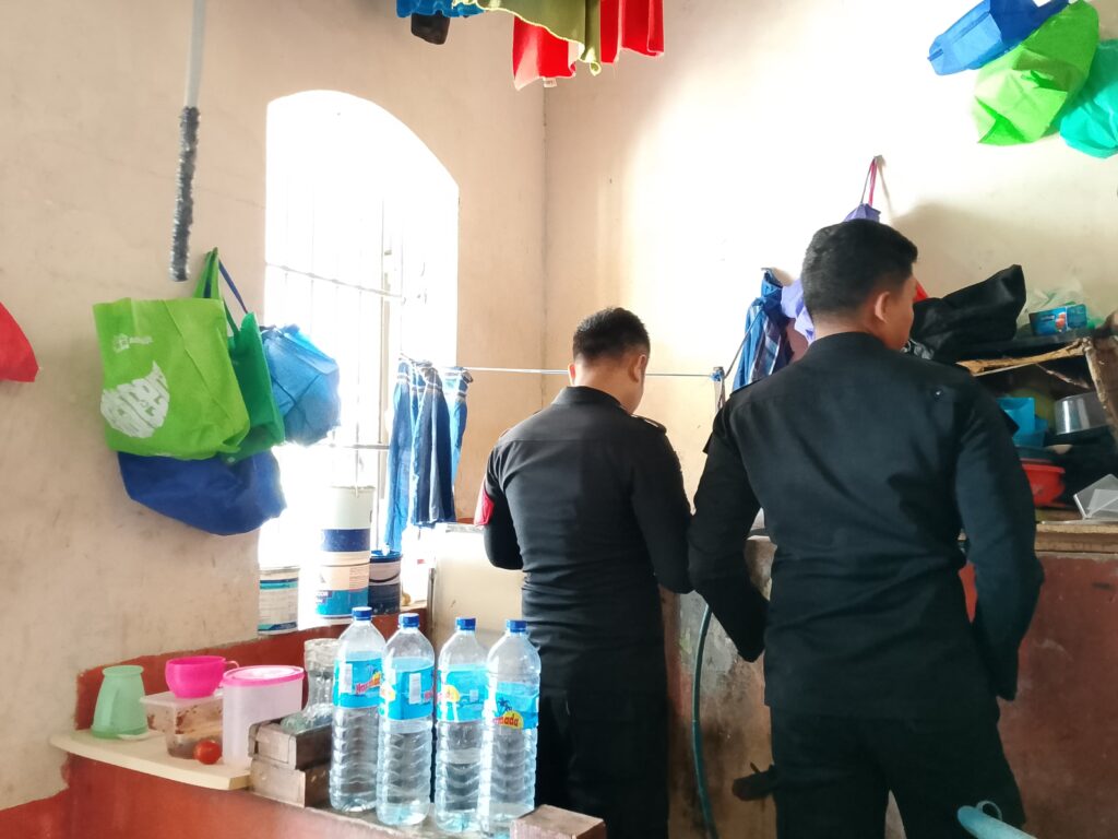 Tingkatkan Keamanan, Lapas Selong Gelar Tes Urine dan Penggeledahan Kamar Hunian Narapidana dan Tahanan