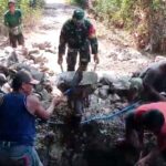 Semangat Babinsa dan Warga Desa Karangasem Bangun Saluran Irigasi