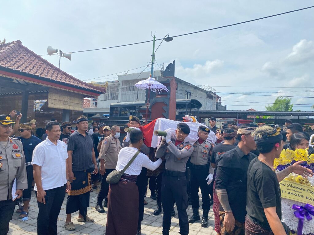 Polresta Mataram Gelar Upacara Pemakaman Secara Kedinasan Almarhum Kasi Humas IPTU I Gusti Bagus Baktiasa