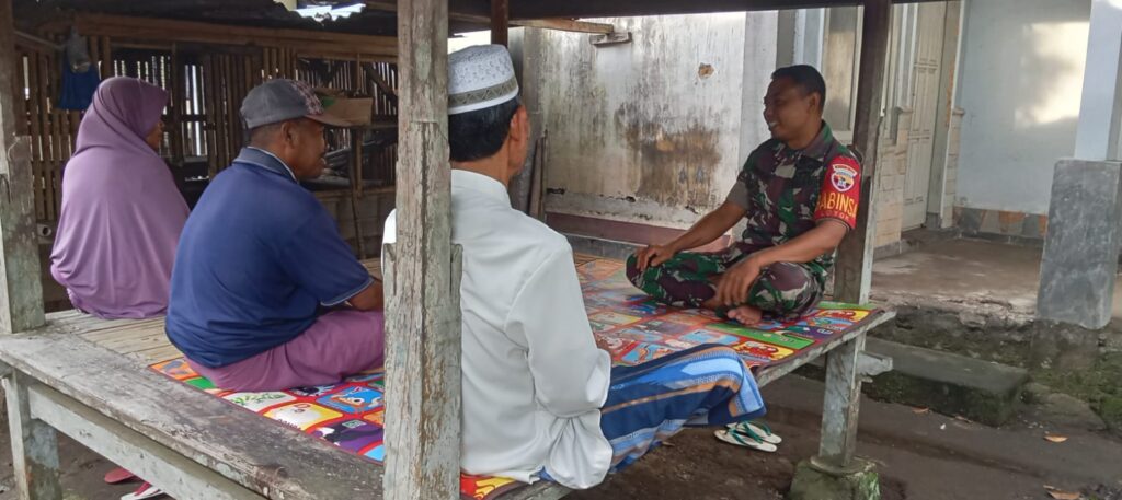 Babinsa Desa Loyok Ajak Masyarakat Jaga Kebersihan dan Keamanan