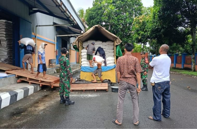Babinsa Kawal Distribusi Beras di Pergudangan Bulog Lendang Batu