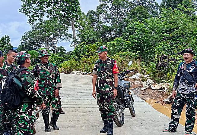Jelang Penutupan, Dansatgas TMMD Wiltas Ke-123 Kodim 0912/Kubar Tinjau Semenisasi Jalan