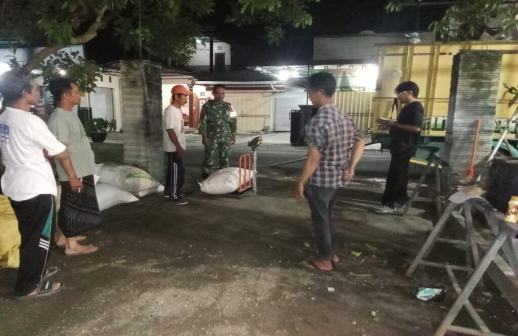 Semangat Tak Berbatas, Babinsa Dan Bulog Wilayah Blitar Mendampingi Penyerapan Gabah Petani