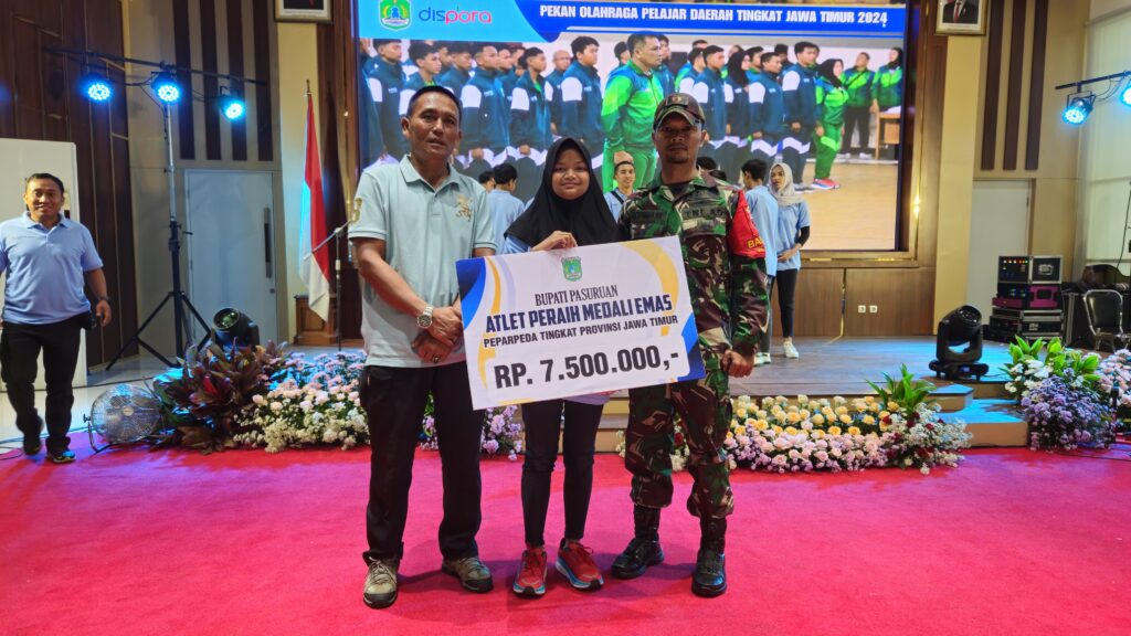 Vanesya Putri Dari Sertu Unang Terima Penghargaan Dari Bupati Pasuruan