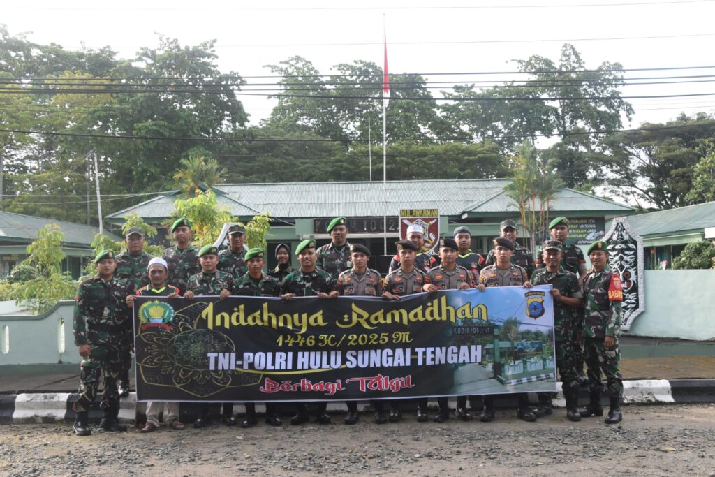Solidaritas TNI-Polri dan Masyarakat, Bagi-Bagi Takjil di Depan Makodim 1002/HST