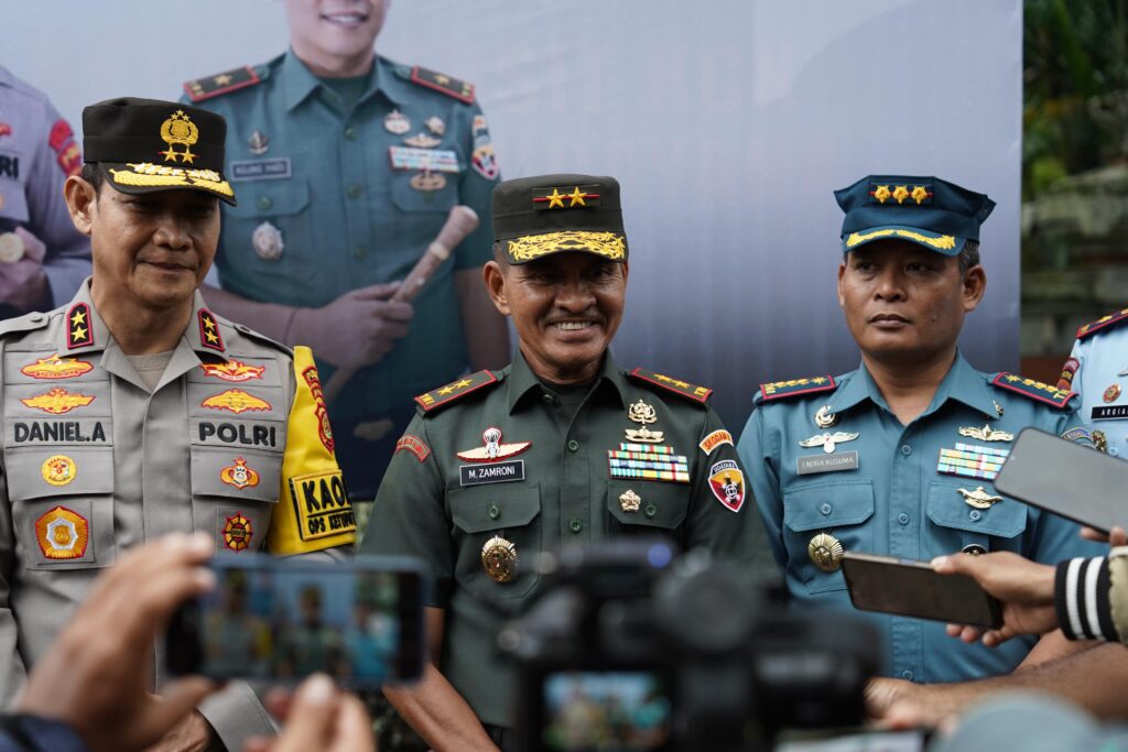 Sinergi TNI-Polri di Bulan Ramadan, Pangdam Udayana dan Kapolda Bali Bagikan Takjil