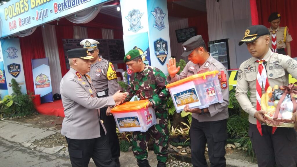 Kapolda Kalsel Kunjungan Pos PAM Gabungan TN -Polri Mudik Lebaran Simpang Empat Banjarbaru 