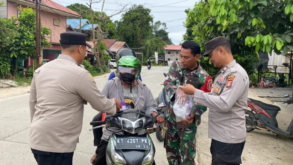 Berkah Ramadhan, Anggota Koramil 08/Muara Lawa dan Polsek Muara Lawa Bagikan Takjil di Depan Koramil