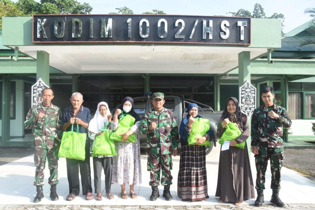 Kodim 1002/HST Tebar Kebaikan Melalui Penyaluran Zakat Fitrah