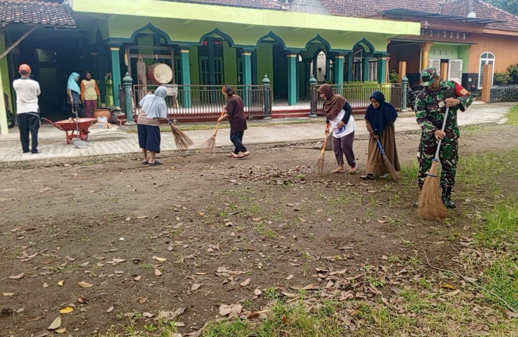 Pastikan Sholat Idul Fitri Nyaman, Babinsa Bersama Warga Desa Tlogo Bersihkan Lingkungan Masjid