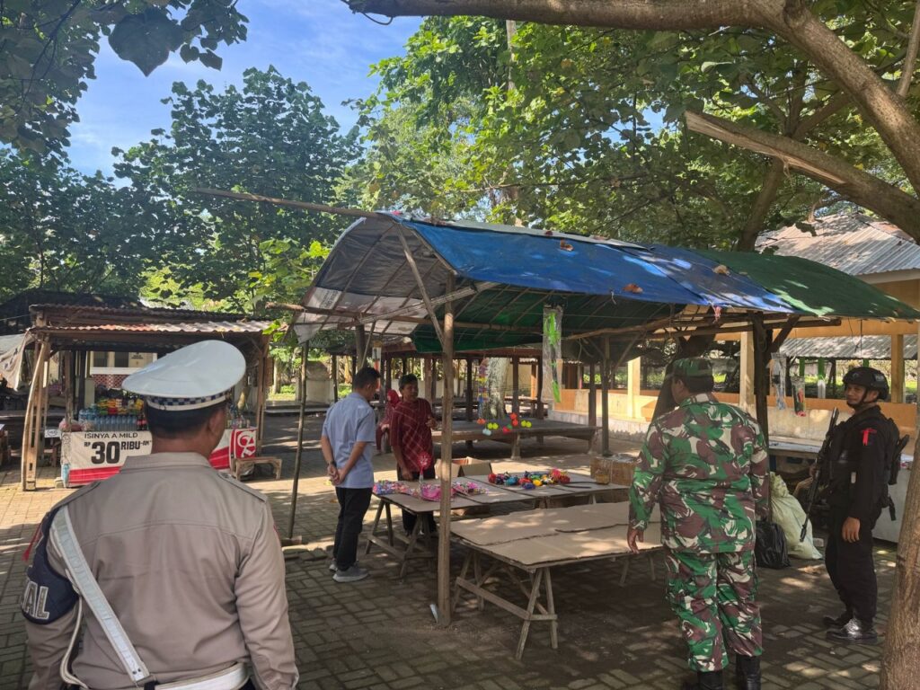Petugas Gabungan Siaga Jaga Keamanan Wisata Pantai Ampenan