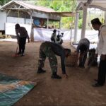 Tanggap Kebersihan Lingkungan ” Personil Koramil -02/Pengaron Ajak Warga Cegah Penyakit Melalui Kerja Bakti