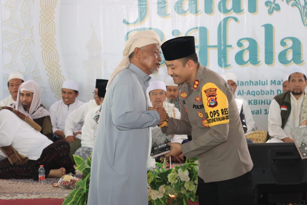 ‎Halal Bihalal di Ponpes Manhalul Ma’arif, Kapolres Loteng Sumbang Al-quran Dan Semen