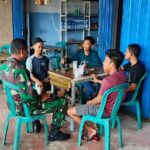 Babinsa 1203-11/SPH Melaksanakan Komsos Dengan Masyarakat Desa Binaan.