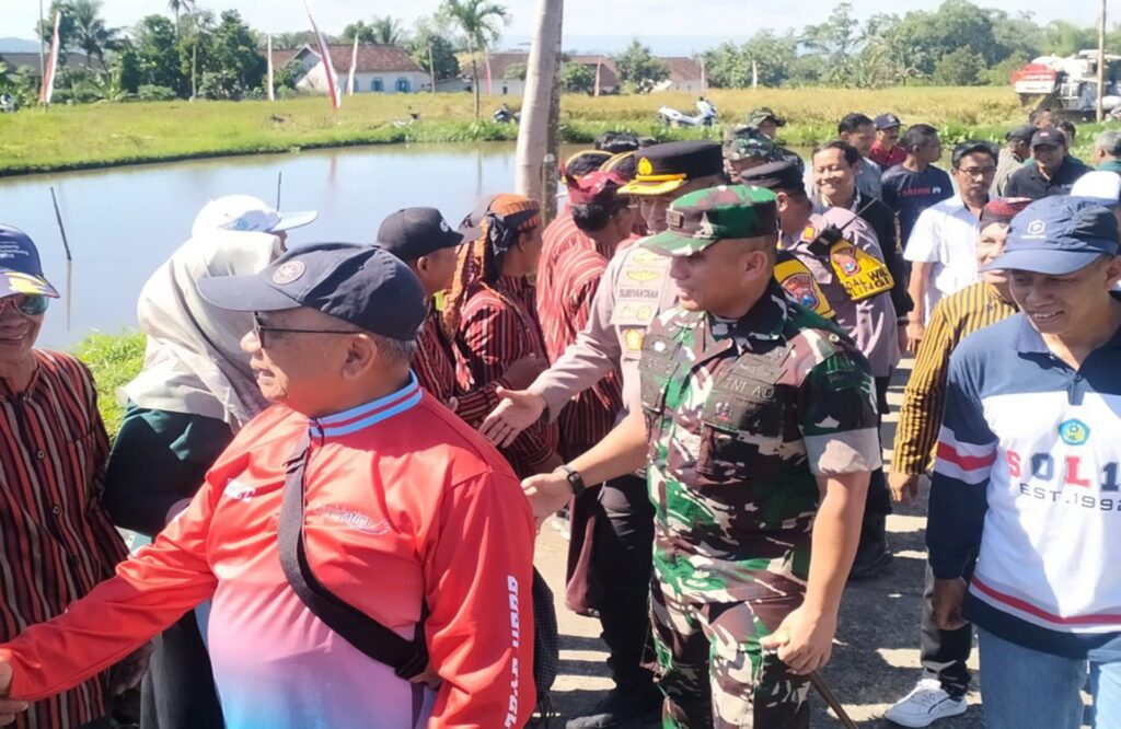Dandim 0808 Bersama Forkopimda Ikuti Panen Raya Serentak Dan Zoom Meeting Bersama Para Petani Di Blitar