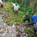 Babinsa dan Warga Sekarbela Bersatu Cegah Banjir