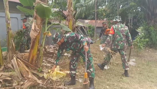 Bantu Warga, Personil Koramil 1006-13/SM Gelar Karya Bakti di Madurejo