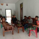 Komsos di Kantor Desa, Babinsa Tingkatkan Kerjasama Yang Baik Dengan Aparat Desa.