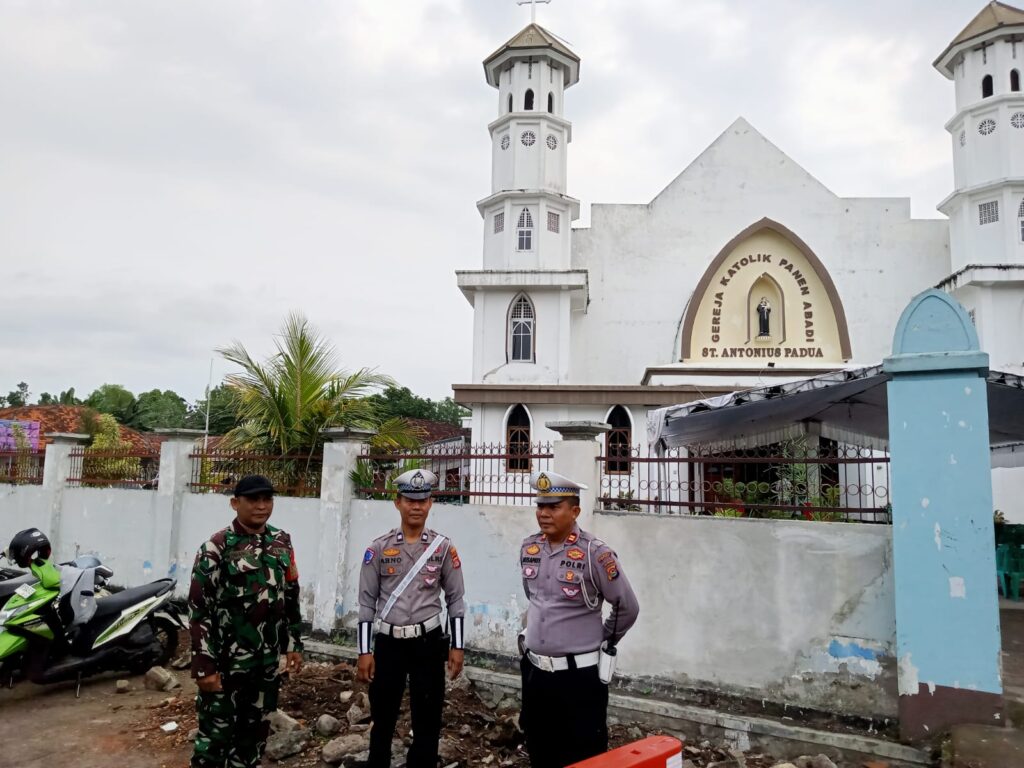 Babinsa dan Polsek Ampenan Amankan Jumat Agung di Gereja Katolik