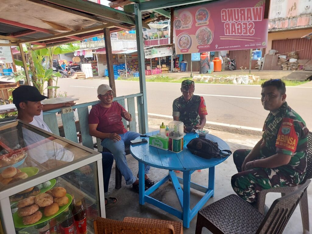 Babinsa Koramil Teluk Batang Aktif Jalin Kedekatan dengan Warga Seponti Jaya Melalui Komsos