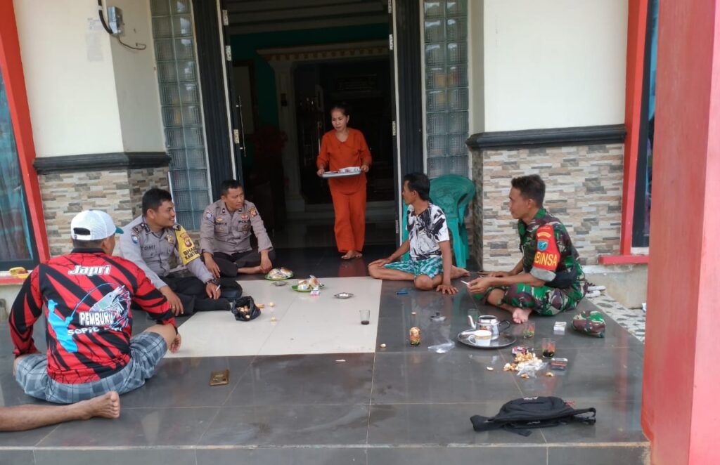 Babinsa Desa Batu Barat Aktif Jalin Kedekatan dengan Warga Melalui Kegiatan Komsos di Dusun Teluk Aur