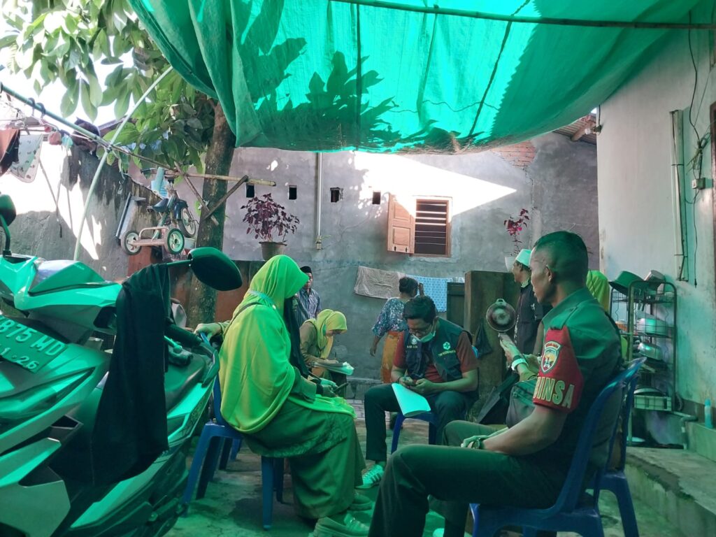 Babinsa dan Puskesmas Labuapi Sisir Kasus DBD di Jogot Barat