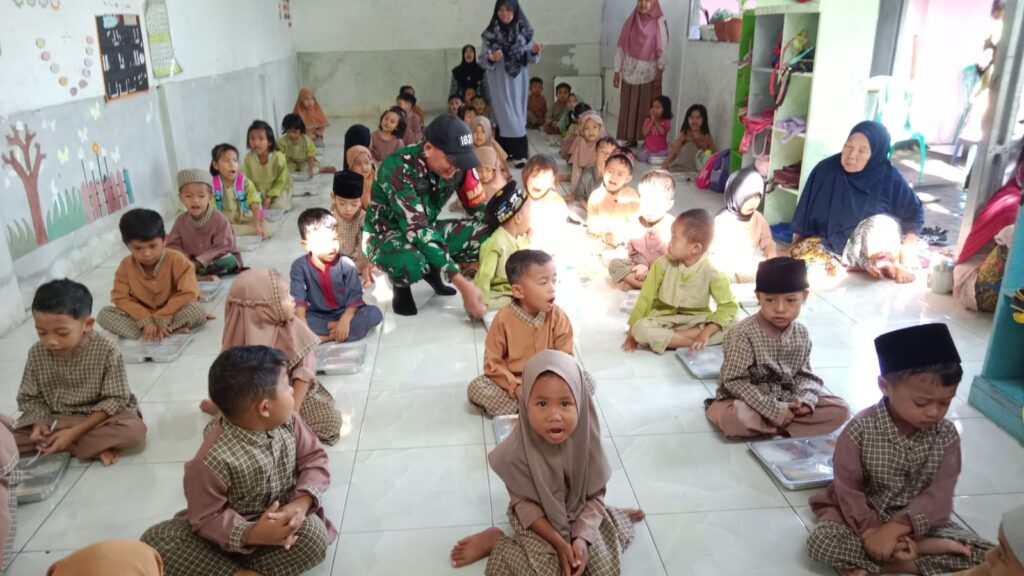 Babinsa Pengenjek Kodim 1620/Lombok Tengah Kawal Pendistribusian MBG Hingga Ke Sekolah