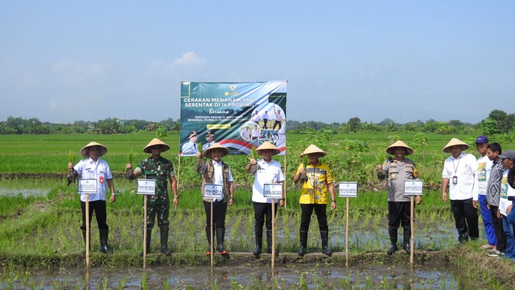 Dandim 0819 dan Forkopimda Kota Pasuruan Ikuti Gerakan Tanam Padi Serentak Bersama Presiden RI