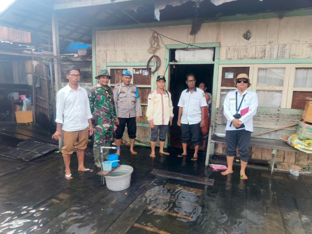 Babinsa Koramil 09/Tanjung Isuy Bersama Instansi Terkait Melaksanakan Pemantauan Banjir