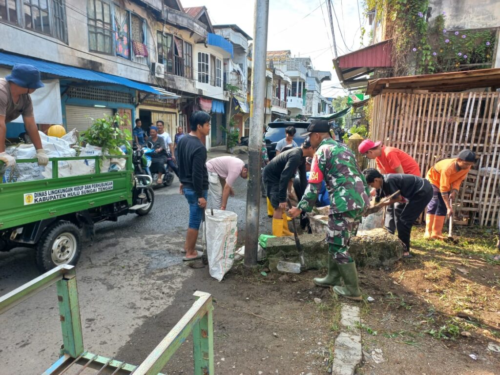 Koramil 1002-06/Barabai Pimpin Kerja Bakti Kebersihan Lingkungan untuk Kesehatan dan Kesiapsiagaan Banjir