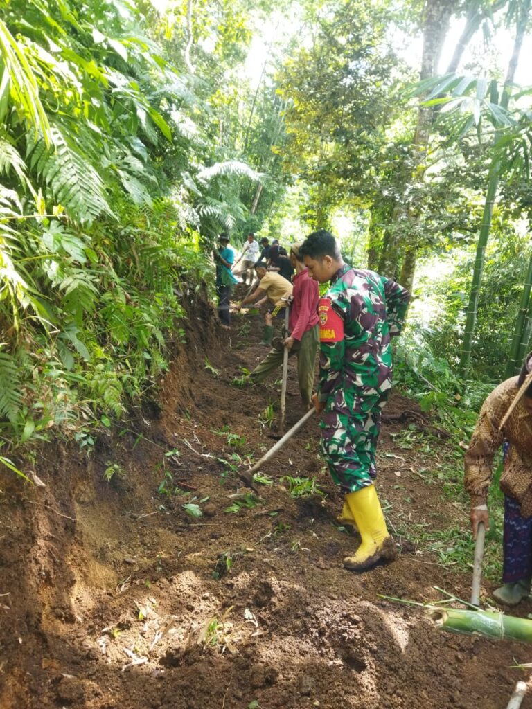 Babinsa Tetebatu Selatan Bersama Warga Gotong Royong Pelebaran Jalan dan Perbaikan Saluran Air