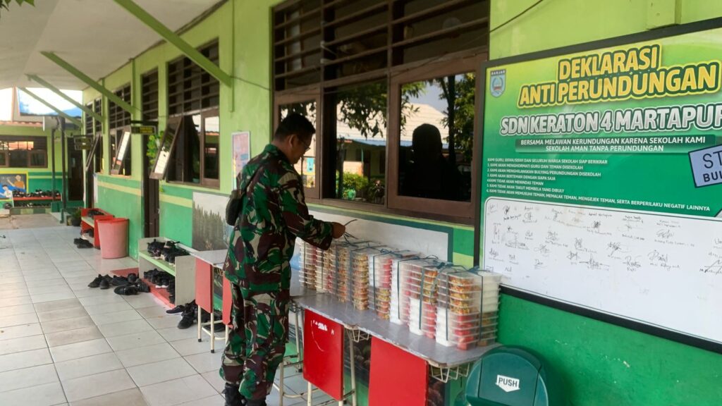 Babinsa Kodim 1006/Banjar Distribusikan 3.281 Paket Nutrisi MBG ke Sekolah-sekolah