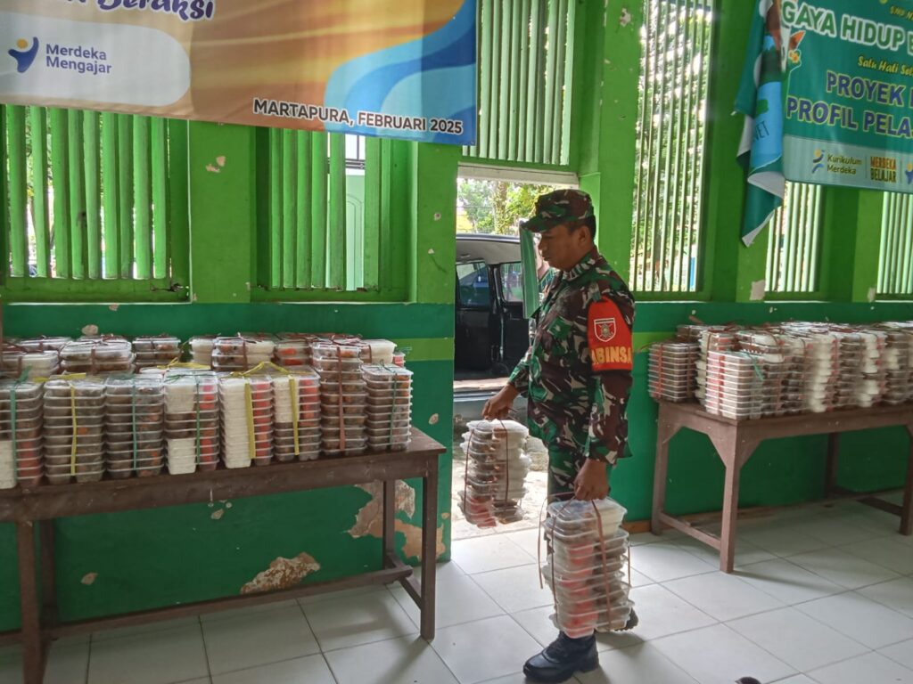 Babinsa Kawal Program Makan Bergizi Gratis untuk Anak Sekolah di Martapura