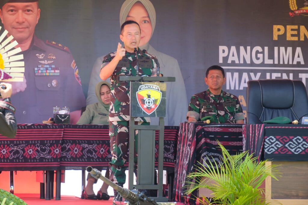 Kunjungi Yonif 742/SWY, Pangdam IX/Udayana Beri Arahan Penuh Semangat kepada Prajurit