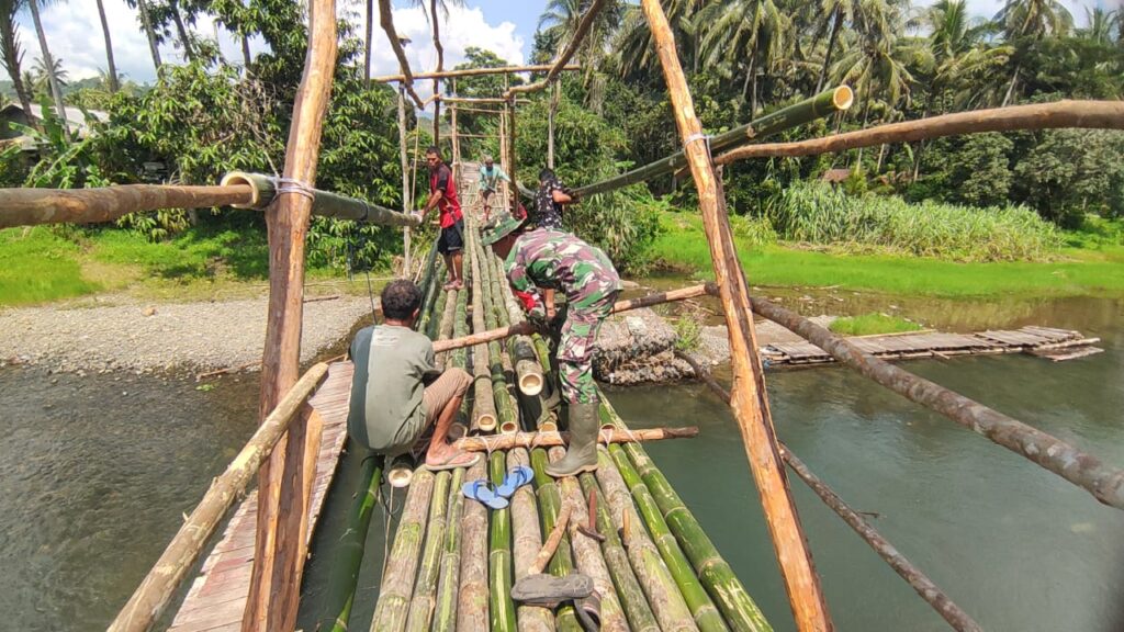 TNI Hadir di Tengah Kesulitan, Babinsa Dampingi Pembangunan Jembatan Darurat Pasca Banjir