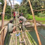 TNI Hadir di Tengah Kesulitan, Babinsa Dampingi Pembangunan Jembatan Darurat Pasca Banjir
